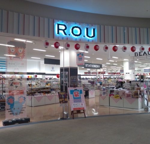 ROU全店でコカ・コーラブランドグッズをご覧いただけます。